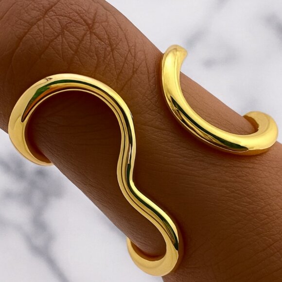 Elegant Gold Wave Ring - Picture 1 of 3